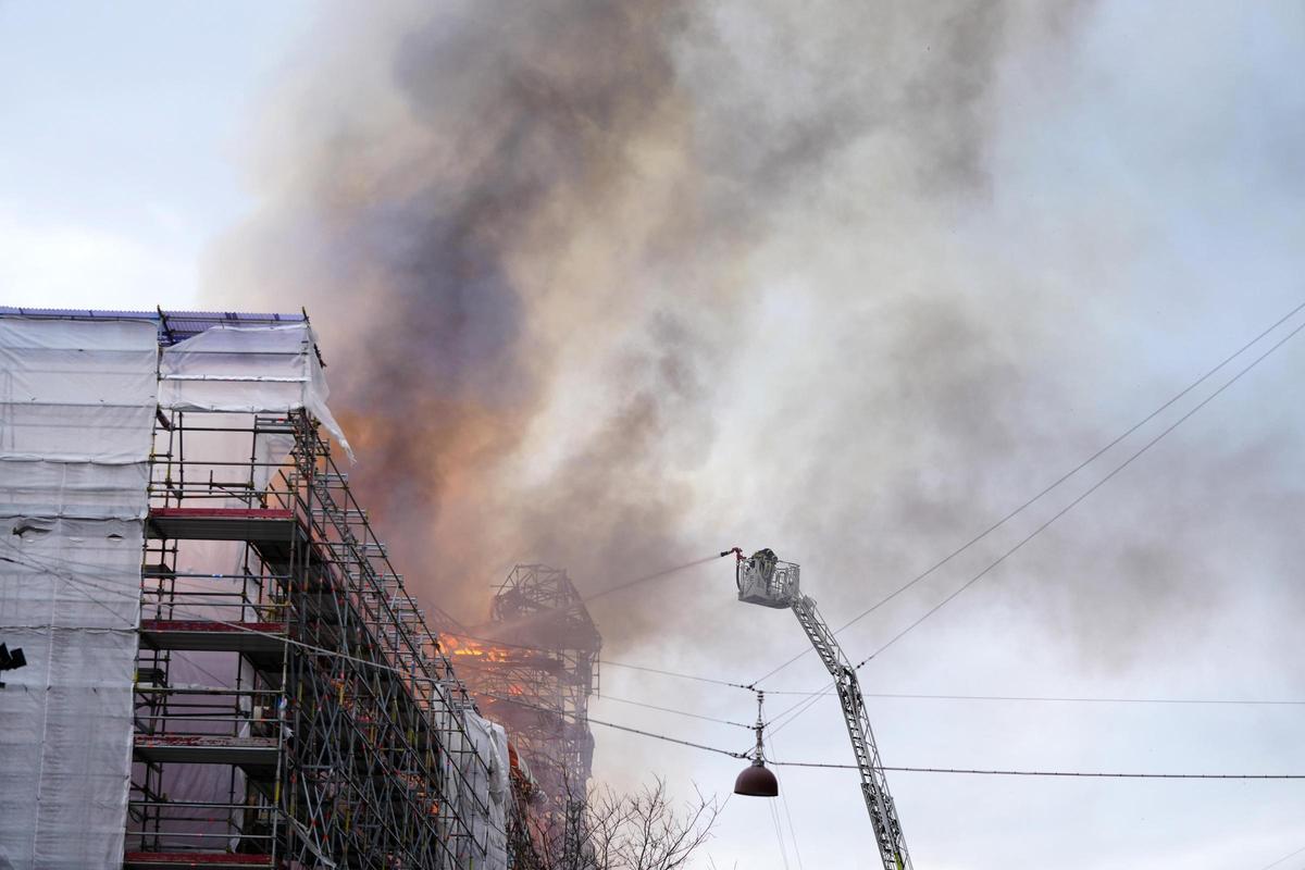 El fuego devora el edificio de la Bolsa de Copenhague