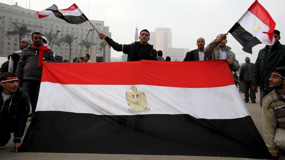 Varios manifestantes, en la plaza Tahrir de El Cairo, este viernes, en una nueva jornada de protestas contra el régimen.
