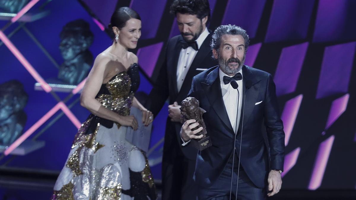 Luis Zahera al recibir el Goya al mejor actor de reparto por As bestas