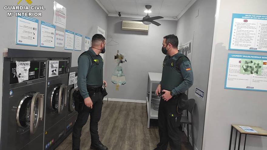 La Guardia Civil en una de las lavanderías asaltadas en Callosa de Segura.