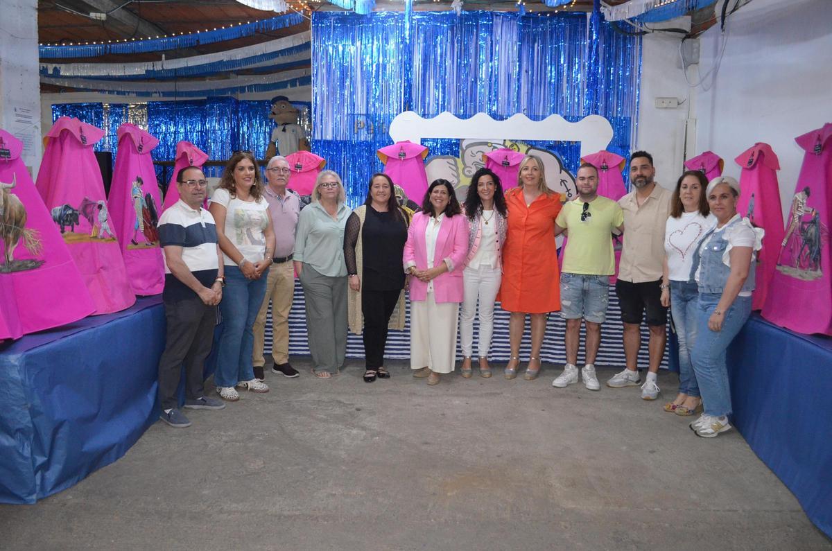 Mer Fidalgo junto a representantes municipales y de algunas peñas oficiales.