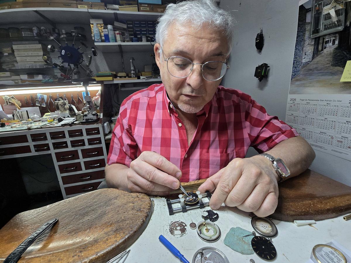 Vigo (C.Pizarro). Relojería Penin, regentada por el relojero - joyero Antonio Penin, que se jubila tras 50 años en activo, y 3 generaciones.