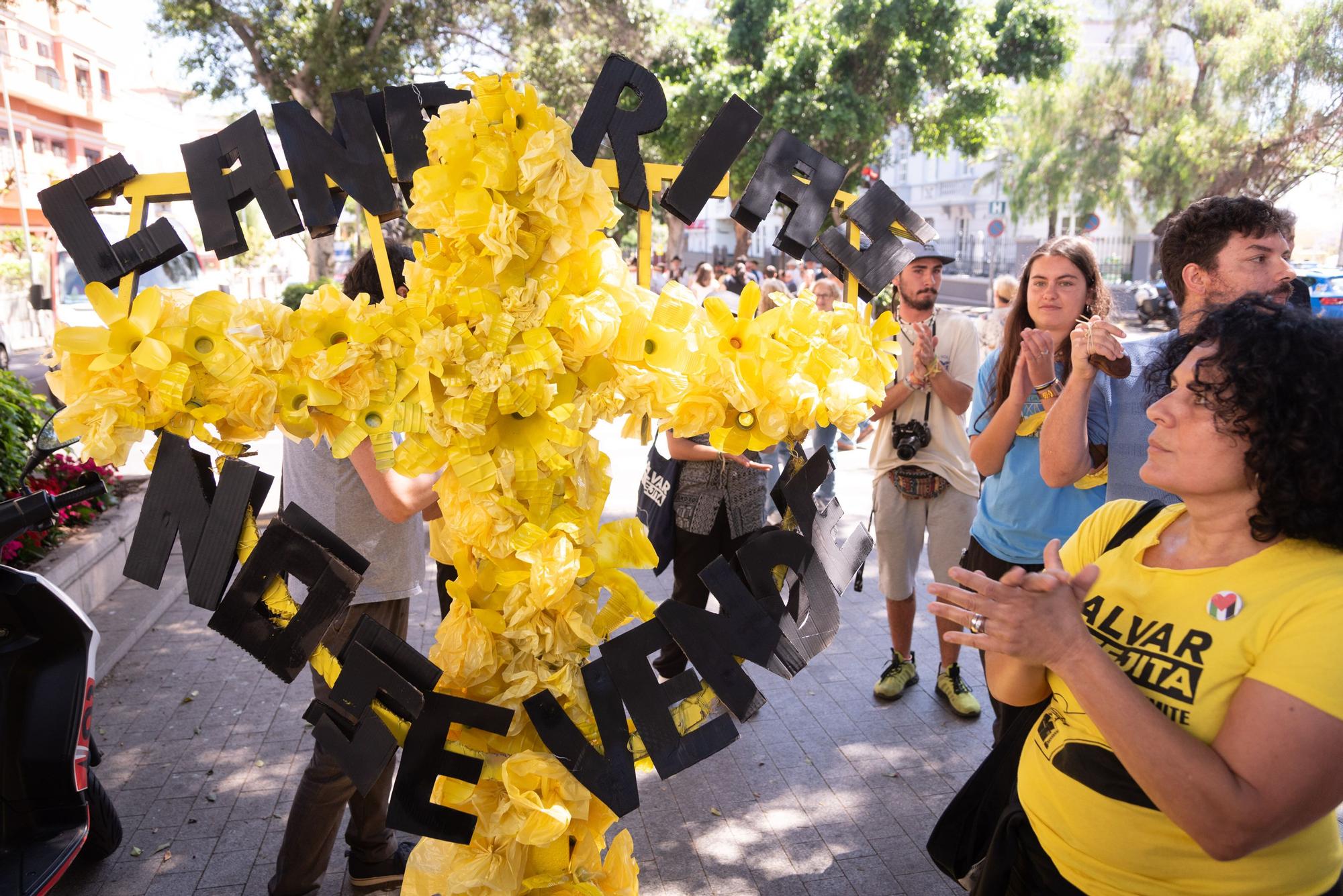 Exhibición de las doce cruces de empresas colaboras en la Fiestas de Mayo de Santa Cruz de Tenerife