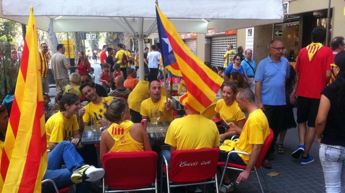 Terrazas llenas de gente en la Ronda de Sant Pere, este jueves.