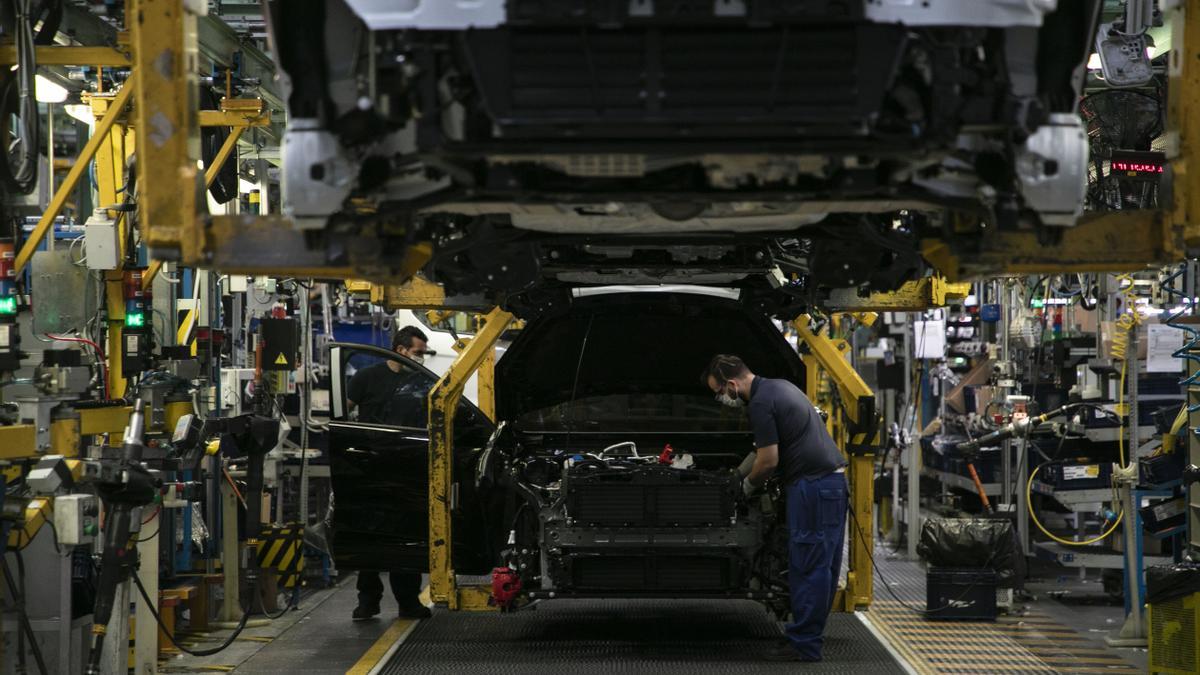 Fabricación de coches en la planta de Ford Almussafes este verano.