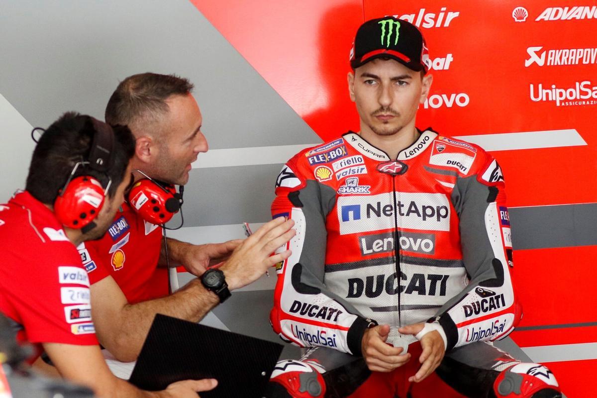 EPA4213. SEPANG (MALASIA), 02/11/2018.- El piloto español de MotoGP Jorge Lorenzo escucha a dos mecánicos en el garaje de su equipo, Ducati, durante la primera jornada de entrenamientos libres para el Gran Premio de Motociclismo de Malasia 2018 en el Circuito Internacional de Sepang, en las afueras de Kuala Lumpur, Malasia, hoy, 2 de noviembre de 2018. El MotoGP de Malasia 2018 se disputará el próximo 4 de noviembre. EFE/ Ahmad Yusni