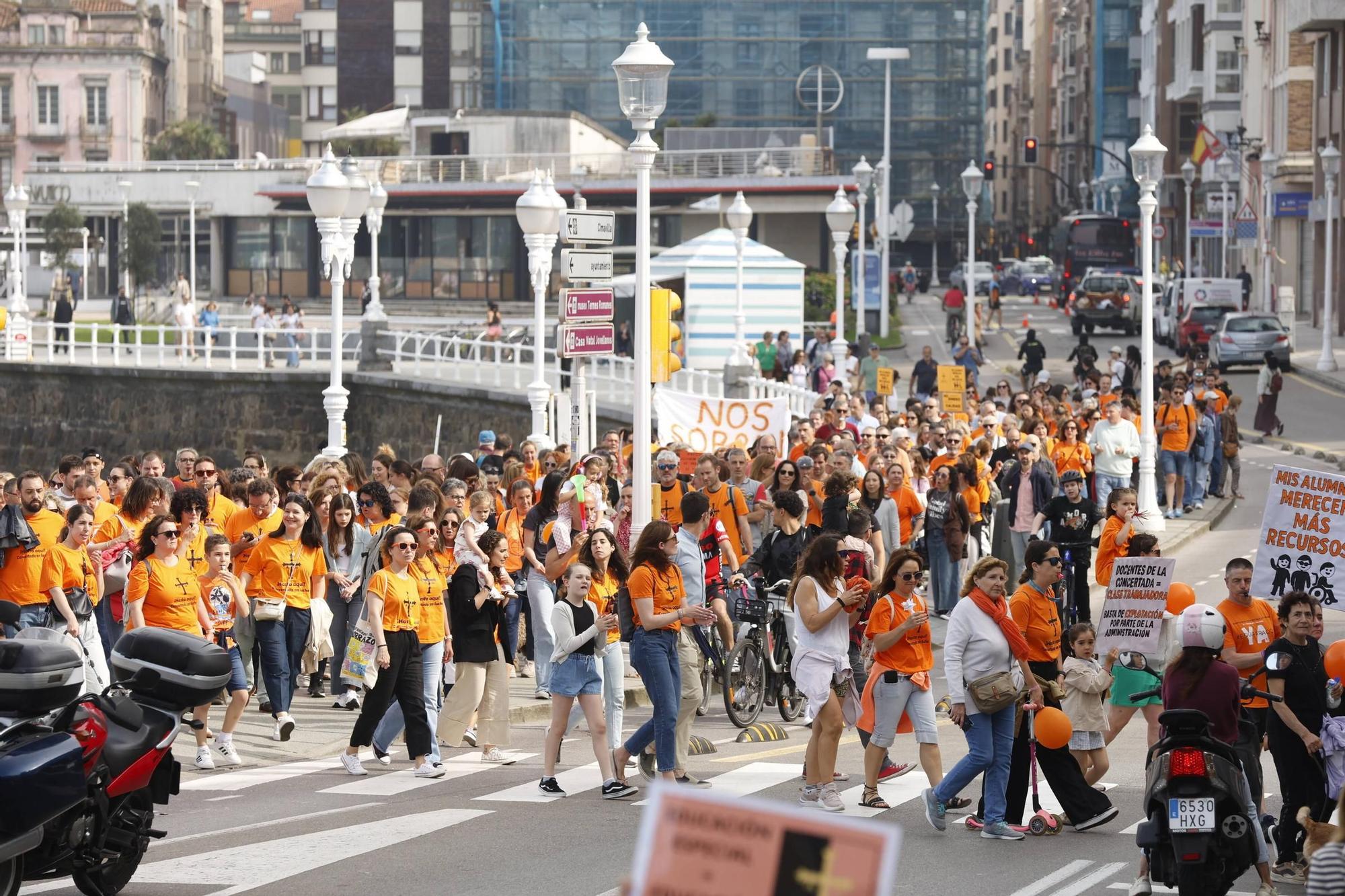 Así fue la gran concentración en Gijón por la educación concertada (en imágenes)