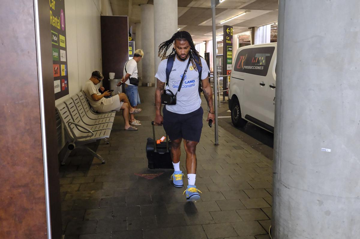 La llegada de los jugadores del CB Gran Canaria tras su descenso