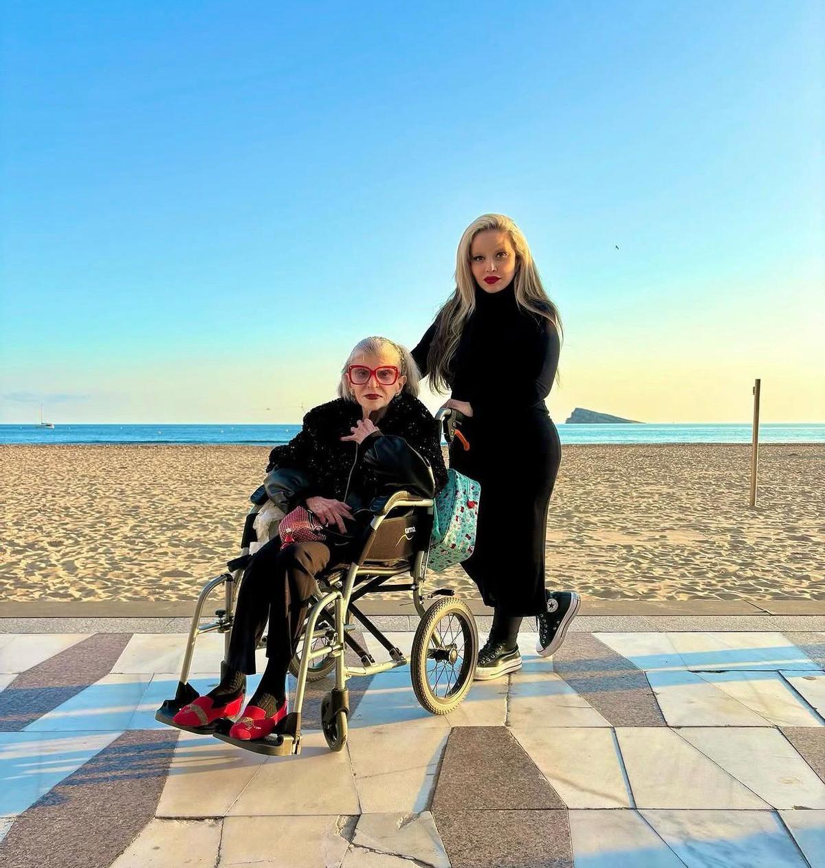 Alaska y su madre, América, en Benidorm