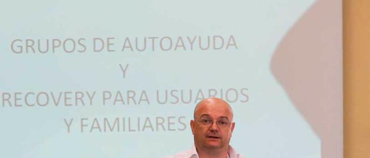 El psiquiatra Juan José Martínez Jambrina, durante el Simposio nacional asertivo comunitario en salud mental celebrado en Avilés