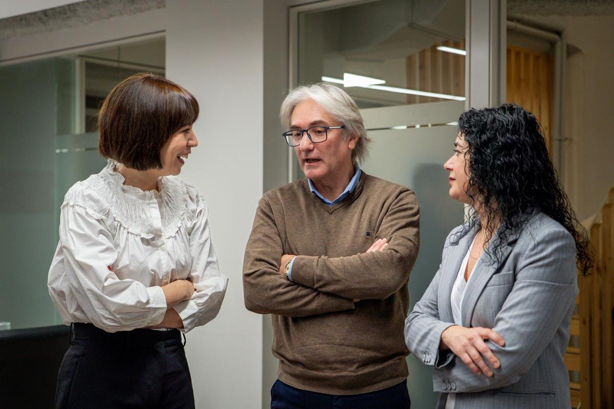 Diana Morant con Tino Calero (UGT) y Ana García (CCOO), esta mañana.