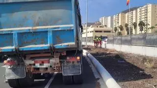 Una rueda suelta de un semirremolque causa daños en la Comandancia de la Guardia Civil