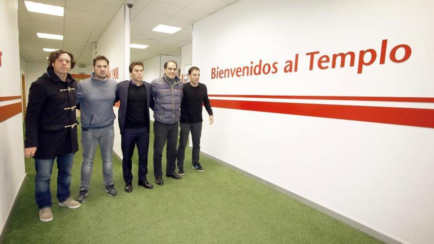 Rubi y su cuerpo técnico, en El Molinón, durante su presentación como entrenador del Sporting.