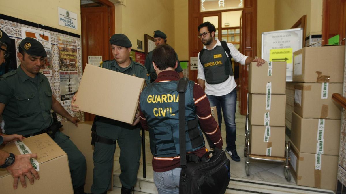 Los agentes de la Guardia Civil retiraron documentación del Ayuntamiento de Peñarroya.