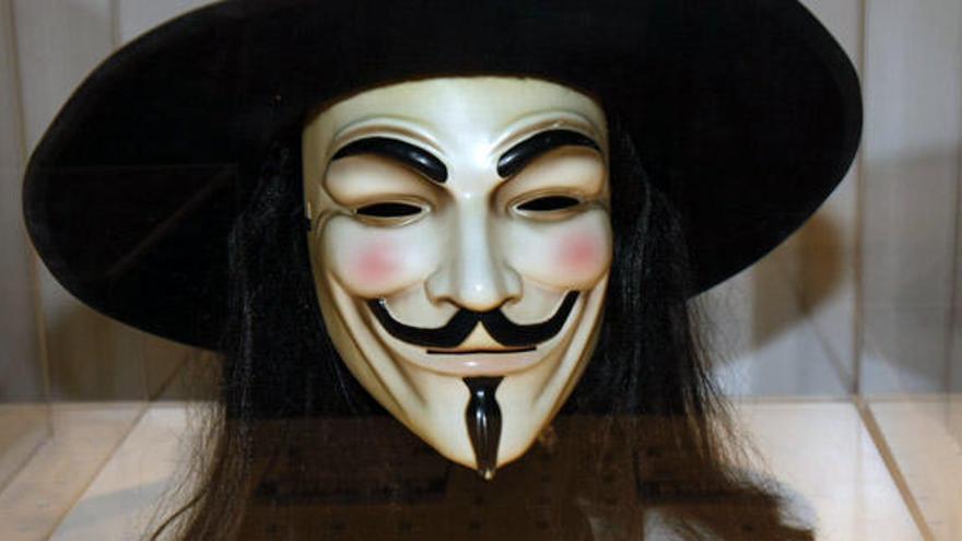 La muestra también presenta la popularísima máscara de personaje central de «V de Vendetta».