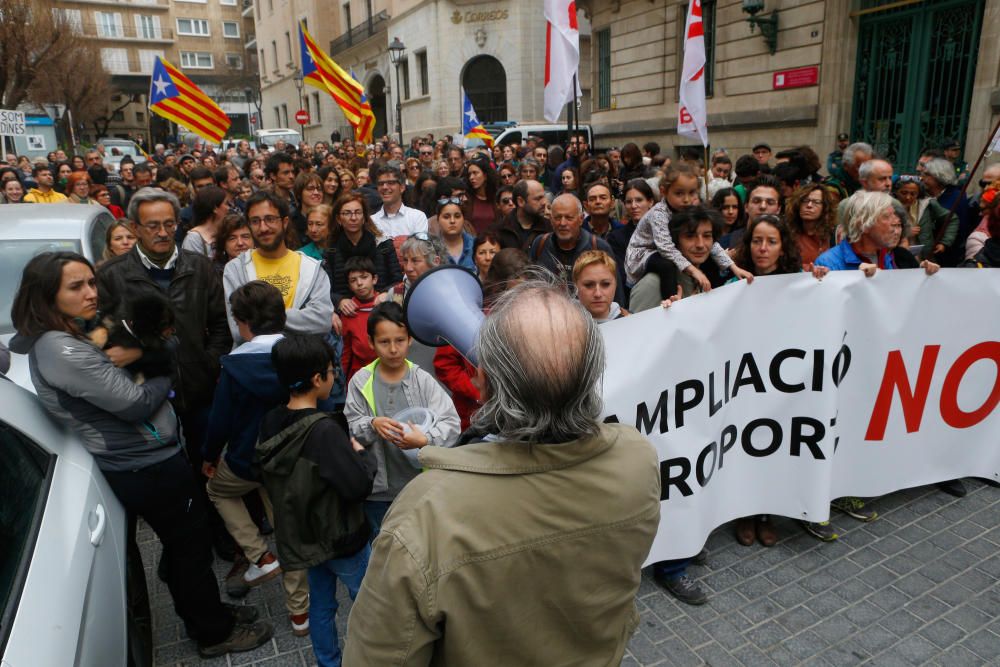 Unas 400 personas reclaman la "paralización" de la ampliación del aeropuerto de Palma