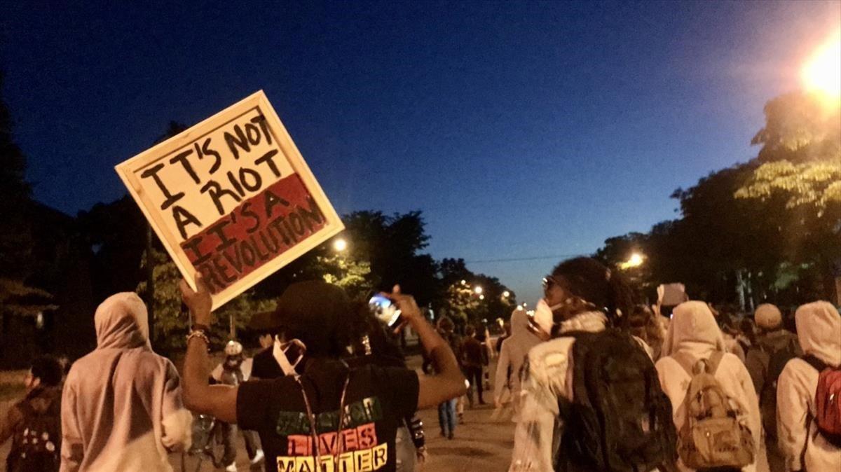 Pancarta con el lema ’No es una revuelta, es una revolución’.