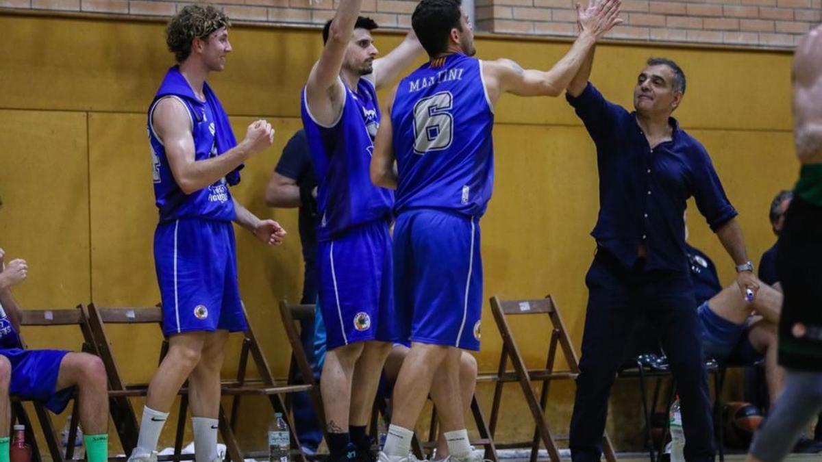 El primer equip de l’Adepaf celebrant la permanència