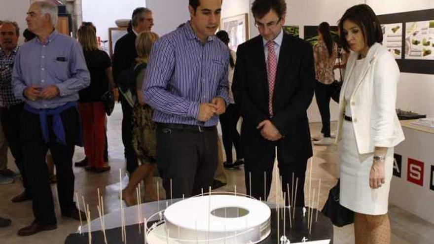 El director de la Escuela de Arte, César Amador Isidro (izquierda), admira una maqueta junto a responsables educativos.