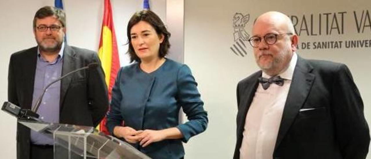 Carmen Montón, flanqueada por Rafael Sotoca, a la izquierda, y Rafael Zaragozá.