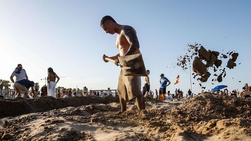 Las playas de València se abarrotan en una noche de San Juan sofocante