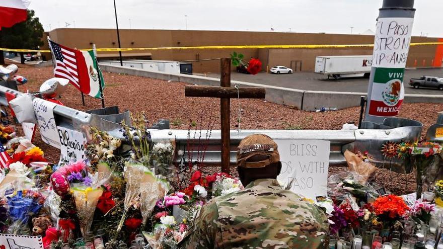 Flores en recuerdo de las víctimas en el Walmart de El Paso.