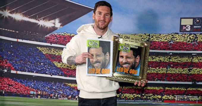 Messi posa con la portada y el premio del diario deportivo argentino Olé en la ciudad deportiva del Barça.