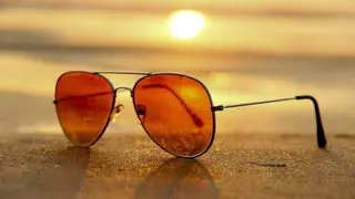 Cómo limpiar las gafas de sol en la playa para que no se rayen