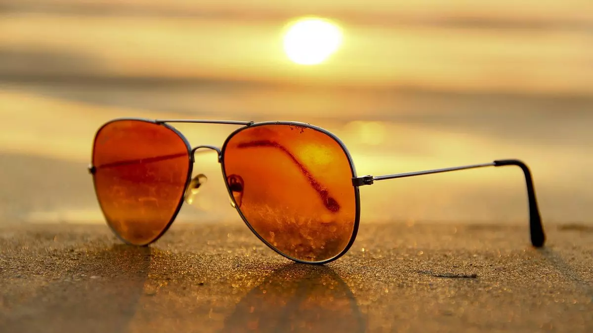Cómo limpiar las gafas de sol en la playa para que no se rayen