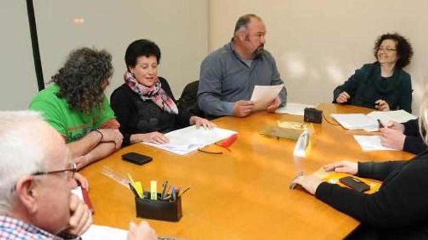 Ple de l&#039;Ajuntament de Sant Mateu de Bages, amb l&#039;alcalde de cara al fons de la imatge