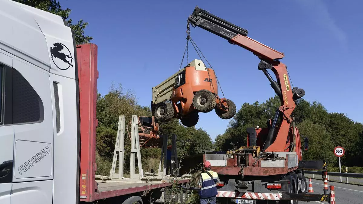 Vuelca un camión con grúa en la salida de Lalín hacia Rodeiro