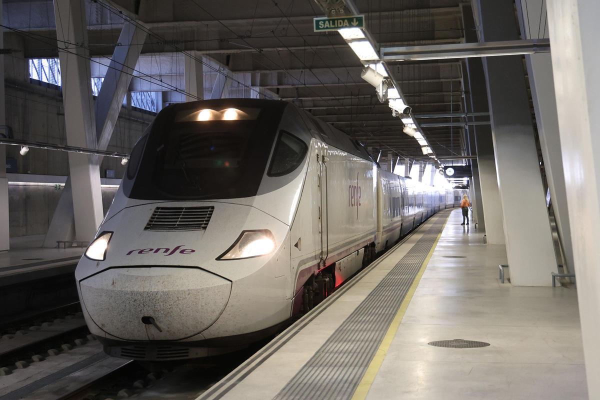 Un tren Alvia en la estación de Vigo-Urzáiz en una imagen de archivo en abril de 2024