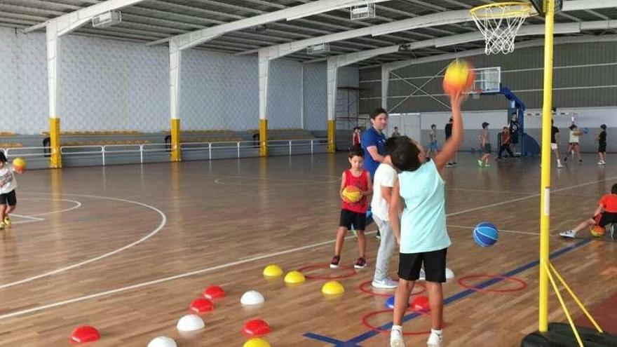 Los pequeños de Silleda retoman su pasión por el baloncesto