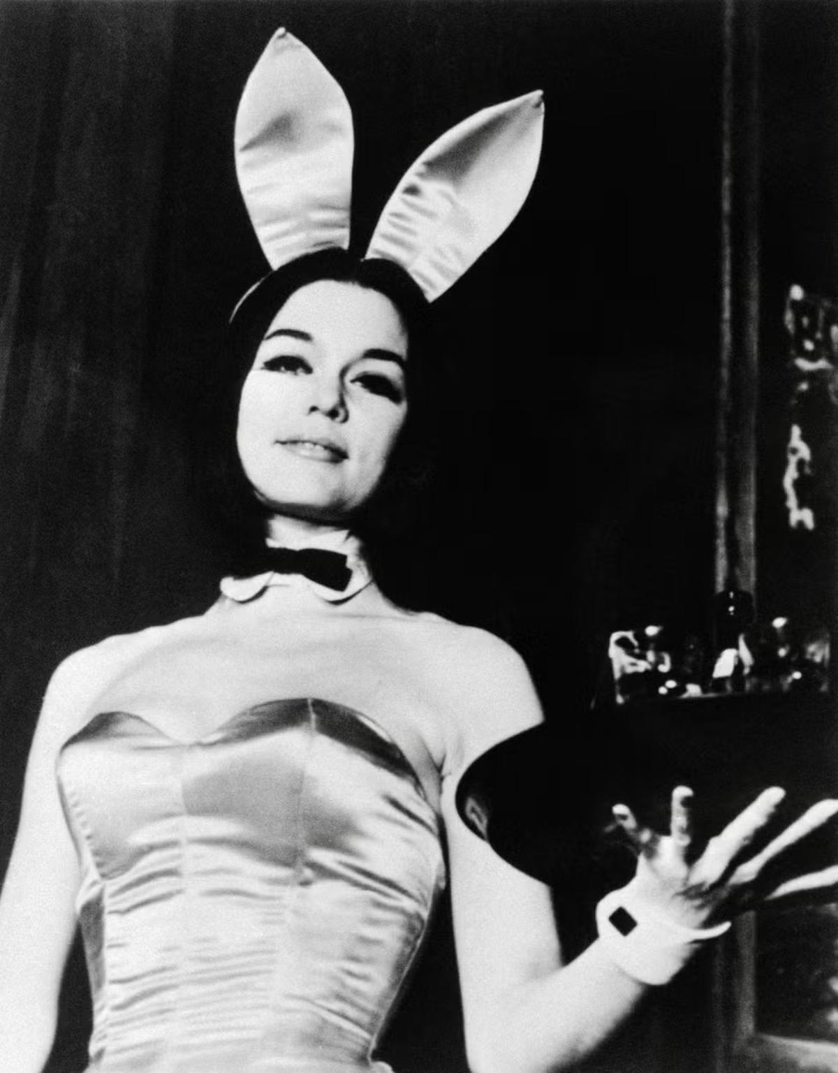 Steinem como conejita en la mansión Playboy. Estuvo un mes infiltrada.