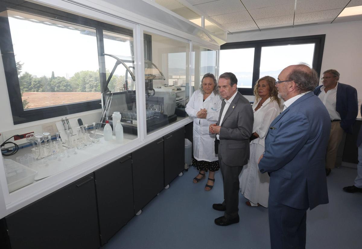 Abel Caballero y Lucas Díaz, director de Aqualia, en el laboratorio de las instalaciones de ETAP de O Casal