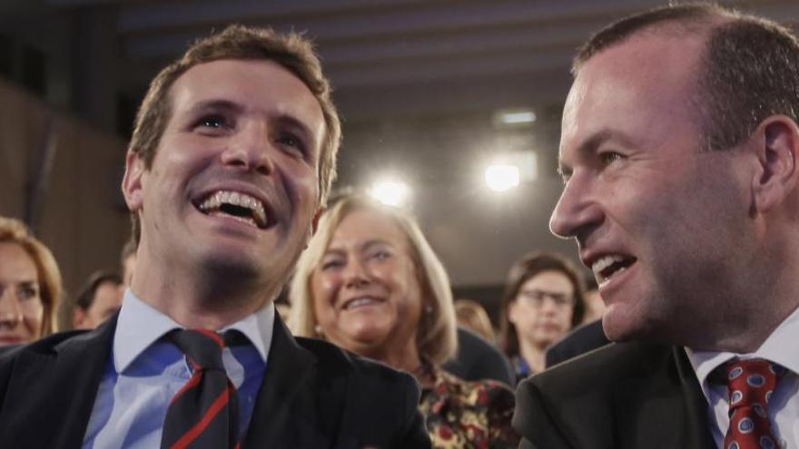 Casado y Manfred Weber, presidente de los populares europeos.