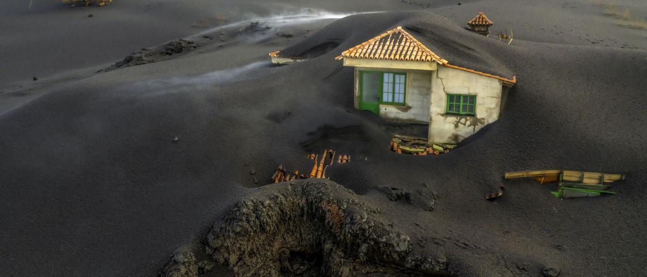 Casa de Las Manchas bajo la que se abrió una boca de donde el volcán emanó lava.