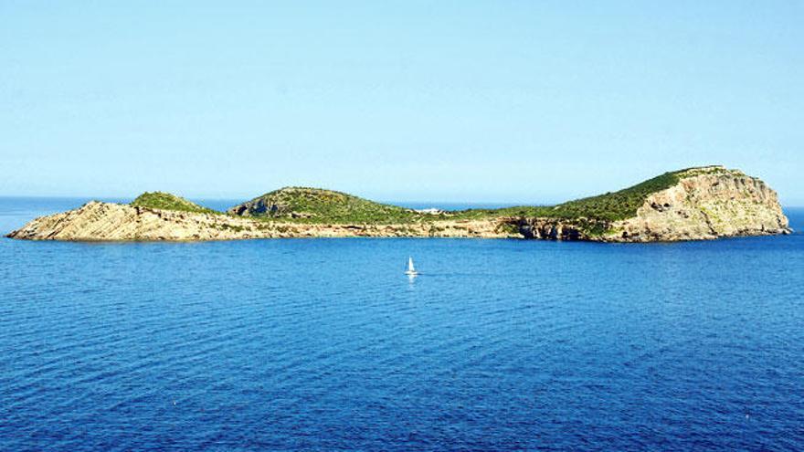 Vista panorámica del islote de Tagomago desde la costa de Ibiza
