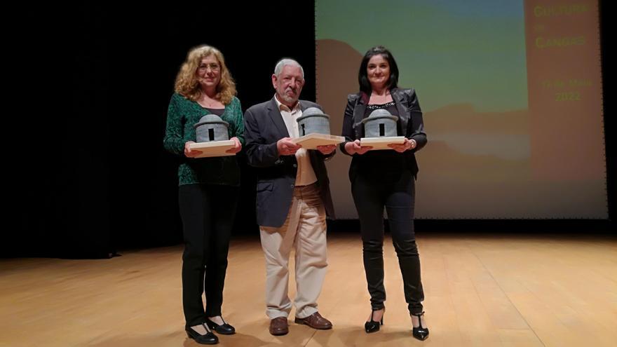 Asunción Bernárdez, Suso &quot;Caramuxo&quot; e Sara Malvido, de Tromentelo, coas figuras conmemorativas.