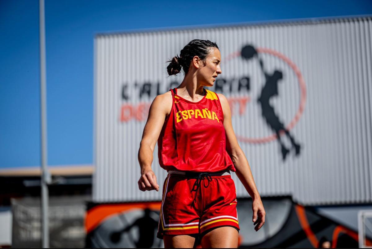 Gracia Alonso, en los entrenamientos con la selección de 3x3 en una pista exterior de L'Alqueria del Basket.
