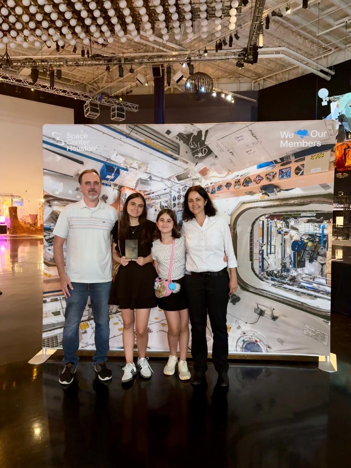 A familia de Sonia Villapol no NASA Space Center, en Houston, onde a filla maior, Shayla, gañou un premio tras traballar alí. Na imaxe, o seu marido, Todd; Shayla, Sabela e Sonia. Todos falan galego na casa.