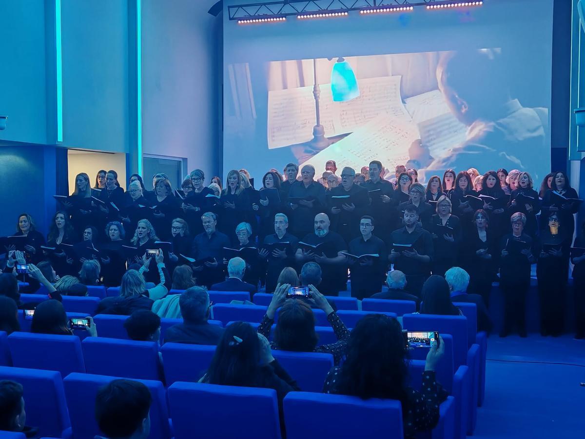 Actuación de la Coral del Colegio Provincial de la Abogacía de Alicante, en el acto de Manos Unidas del Club INFORMACIÓN