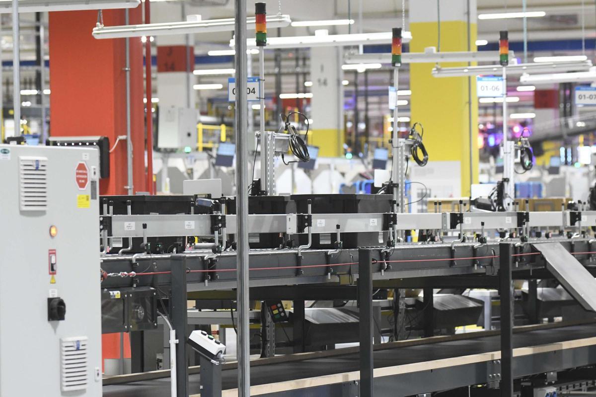 Así es por dentro el centro logístico de Amazon en Murcia