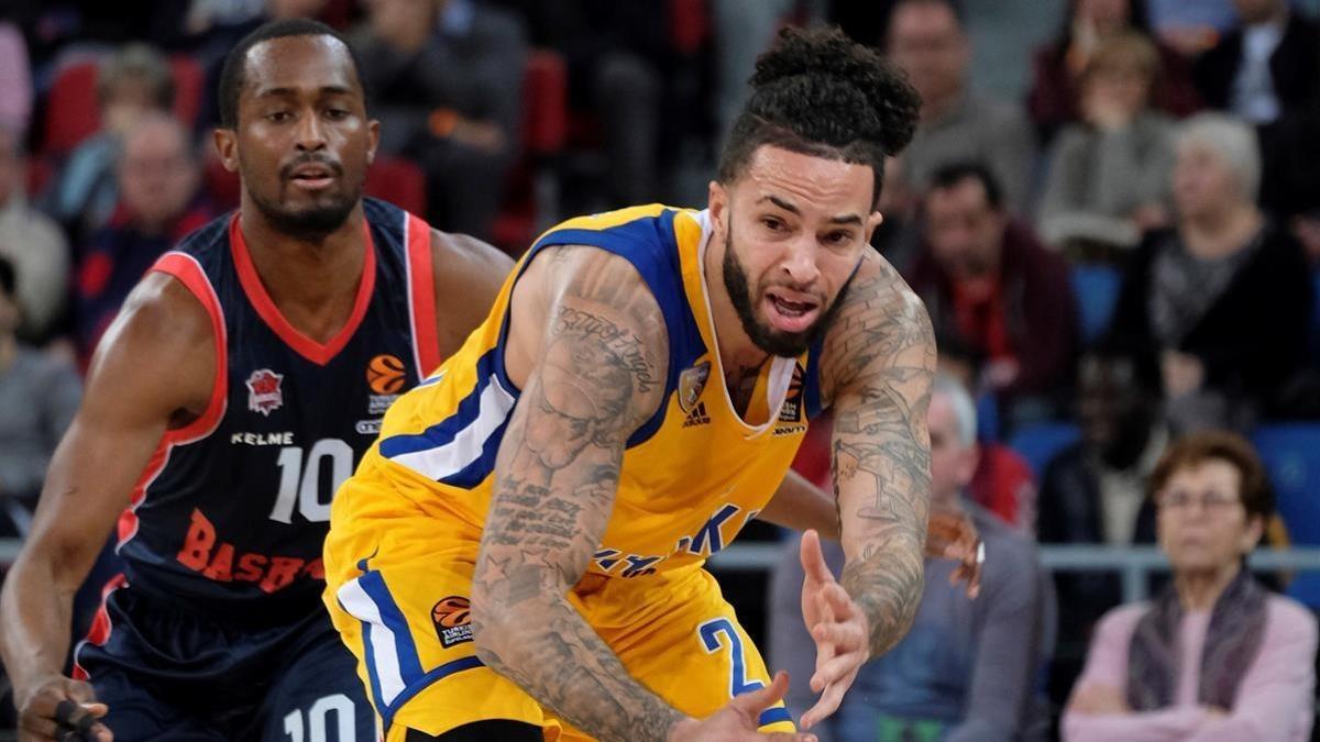 Tyler Honeycutt, en primer término, en un partido de Euroliga contra el Baskonia.