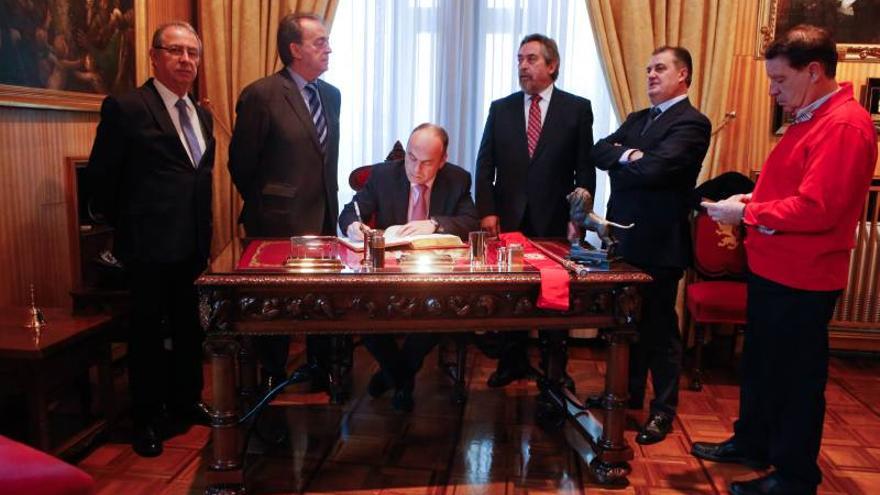 EL PERIÓDICO firma en el libro de honor del Ayuntamiento de Zaragoza