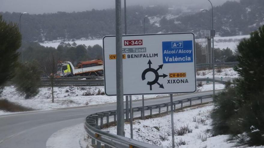 Quitanieves despejando las carreteras en Ibi.