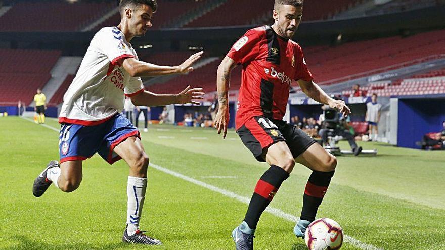 Dani Rodríguez defiende el esférico en el Wanda Metropolitano.