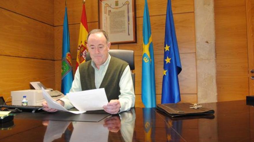 El nuevo alcalde de Siero, Eduardo Martínez Llosa, consultando unos documentos ayer en su despacho.