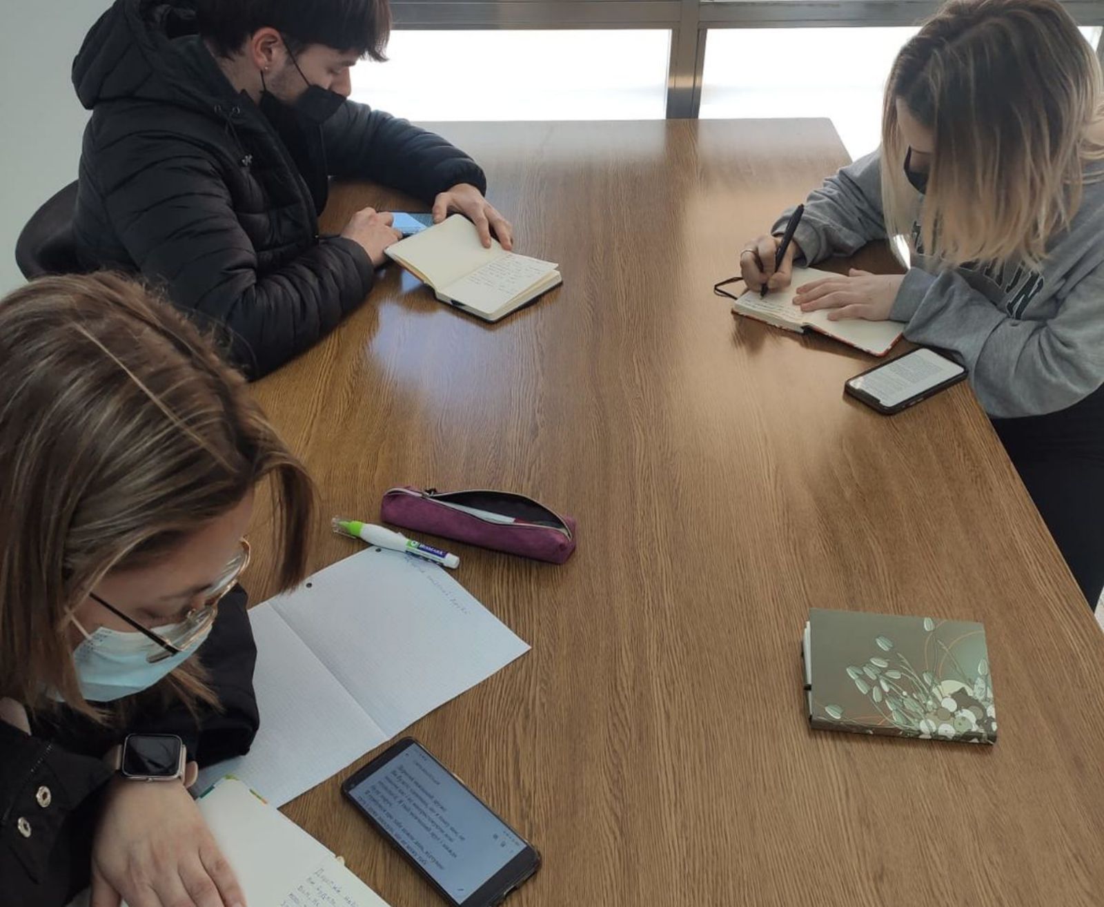 Alumnos de Secundaria editando sus diarios para enviarlos después a Ucrania