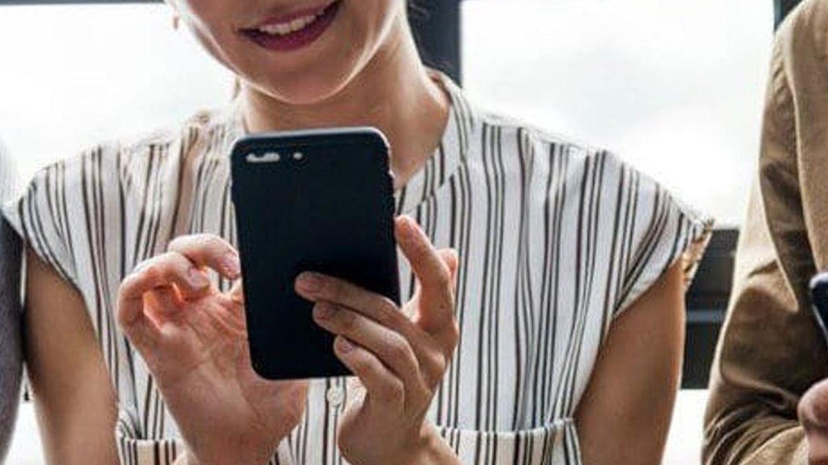 Un experto en seguridad alerta a las personas con móvil si no desactivas esto, te está grabando de forma oculta